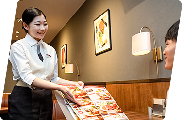 ロイヤルホスト オーダー・料理提供のイメージ